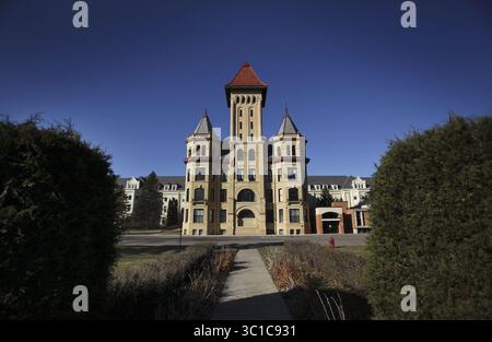14 novembre 2012 - Fergus Falls, Mn, Stati Uniti - l'esterno dell'edificio amministrativo dell'ospedale statale di Fergus Falls sembra molto simile a quando la costruzione del manicomio e dei giardini di accompagnamento è stata completata nel 1907. La scena è stata fotografata il 14 novembre 2012 a Fergus Falls, Minnesota. â città di Fergus Falls ha selezionato Colliers per commercializzare un mostro nel suo centro â€“ la storica struttura di Kirkbride, una struttura di epoca vittoriana œinsane asylumâ€€ contrattualizzata dal 1888 al 1907 e chiusa nel 2009 come Fergus Falls Regional Treatment Center. Una fessura è emersa in città tra alcune officine cittadine Foto Stock