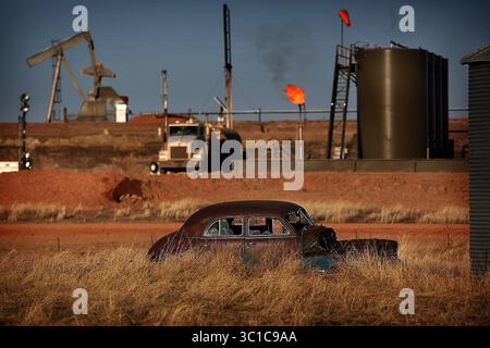 23 ottobre 2013 - Keene, North Dakota, Stati Uniti - il paesaggio dei campi petroliferi di Bakken riflette il cambiamento causato dal boom. (Immagine di credito: Jim Gehrz/Minneapolis Star Tribune/TNS via cavo ZUMA) Foto Stock