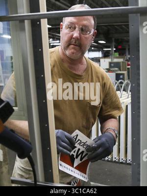 30 aprile 2014 - Bayport, Minnesota, Stati Uniti - il dipendente dell'assemblea unilina Andersen Windows Mike Rowley effettua un'ispezione visiva prima di posizionare un adesivo Andersen Windows su un telaio doppio mercoledì 30 aprile 2014 a Bayport, Minnesota. Andersen Windows annuncia un'espansione di 18 milioni di dollari nel suo stabilimento di Bayport. La mossa creerà 100 posti di lavoro per la città lungo il fiume, con un tasso di retribuzione medio di 19 dollari l'ora. Andersen impiega circa 2.400 lavoratori a Bayport e circa 9.000 nel Nord America. Lo stabilimento di produzione, distribuzione e uffici Anderson occupano 65 acri sotto un'unica stanza, rendendolo il più importante Foto Stock