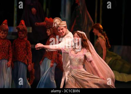 5 aprile 2014 - Chanhassen, Minnesota, Stati Uniti - Tyler Michaels nel ruolo del principe Eric ha ballato con Caroline Innerbichler nel ruolo di Ariel Off. (/STAR TRIBUNE) durante lo spettacolo della Sirenetta al Chanhassen Dinner Theater di Chanhassen, min, sabato 5 aprile 2014. (Immagine di credito: Kyndell Harkness/Minneapolis Star Tribune/TNS via cavo ZUMA) Foto Stock