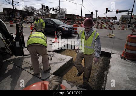 14 aprile 2014 - St. Paul, Minnesota, Stati Uniti - all'angolo tra Vandalia e University, i lavoratori edili tagliarono e rimossero lastre di cemento vicino alla linea verde della LRT perché risultavano difettose. richard.tsong-taatarii/ (immagine di credito: Richard Tsong-Taatarii/Minneapolis Star Tribune/TNS via ZUMA Wire) Foto Stock
