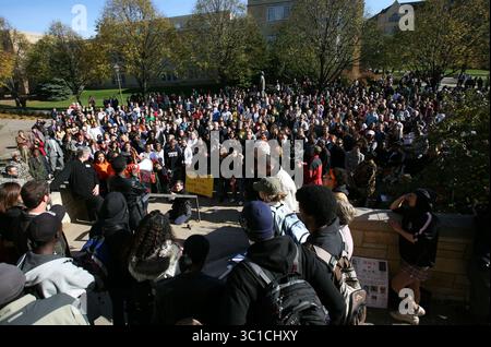 1 novembre 2007 - St. Paul, Minnesota, Stati Uniti - più di 2000 studenti, docenti e sostenitori hanno ascoltato gli oratori durante una marcia e una manifestazione per aiutare a unificare il campus. Tre donne hanno ricevuto appunti razzisti e minacciosi nel loro dormitorio, la John Paul II Hall. (Immagine di credito: Kyndell Harkness/Minneapolis Star Tribune/TNS via cavo ZUMA) Foto Stock