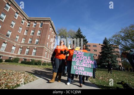 1 novembre 2007 - St. Paul, Minnesota, Stati Uniti - gli studenti dell'Università di St. Thomas Danielle Matthias, Aquanette Early e Malaika Smith guidano più di 2000 studenti, docenti e sostenitori durante una marcia e una manifestazione per aiutare a unificare il campus. Le tre donne ricevettero appunti razzisti e minacciosi nel loro dormitorio, la John Paul II Hall. (Immagine di credito: Kyndell Harkness/Minneapolis Star Tribune/TNS via cavo ZUMA) Foto Stock