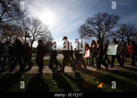 1 novembre 2007 - St. Paul, Minnesota, Stati Uniti - più di 2000 studenti, docenti e sostenitori hanno camminato lungo Summit Ave per raggiungere il quad dell'Università di St. Thomas per un raduno. A capo di questo gruppo c'erano tre studenti Danielle Matthias, Aquanette Early, e Malaika Smith che hanno ricevuto note razziste e minacciose nel loro dormitorio, John Paul II Hall. (Immagine di credito: Kyndell Harkness/Minneapolis Star Tribune/TNS via cavo ZUMA) Foto Stock