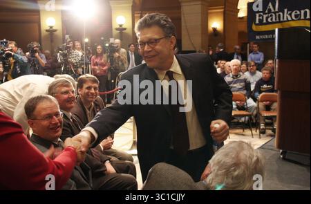 25 marzo 2008 - St. Paul, Minnesota, Stati Uniti - il candidato AL Senato degli Stati Uniti AL FRANKEN stringe la mano dopo aver parlato durante una manifestazione alla rotonda del Campidoglio. (Immagine di credito: Bruce Bisping/Minneapolis Star Tribune/TNS via cavo ZUMA) Foto Stock