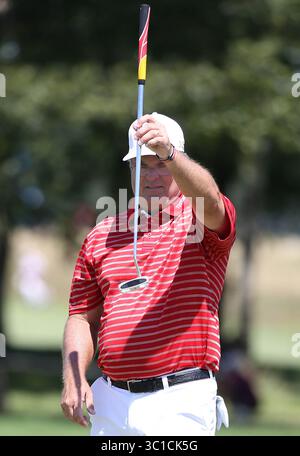1 agosto 2015 - Blaine, MN, Stati Uniti - Kenny Perry ha schierato un putt sull'undicesima buca. / Blaine, Minnesota / 1° agosto 2015 / 11:00 - INFORMAZIONI GENERALI: Secondo round del torneo di golf 3M Championship presso le TPC Twin Cities di Blaine. Si è giocato anche il Greats of Golf Competition, con i giocatori che si radunavano dopo il torneo di golf al mattino. Tra i migliori giocatori del passato in programma ci sono Jack Nicklaus e Gary Player. (Immagine di credito: Jim Gehrz/Minneapolis Star Tribune/TNS via cavo ZUMA) Foto Stock