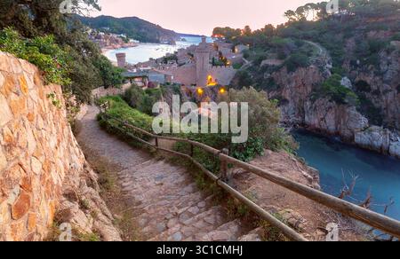 Vista mattutina di Vila Vella a Tossa de Mar, Spagna, affacciata sulla costa della Costa Brava Foto Stock