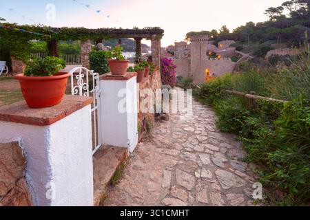 Vista mattutina di Vila Vella a Tossa de Mar, Spagna, affacciata sulla costa della Costa Brava Foto Stock