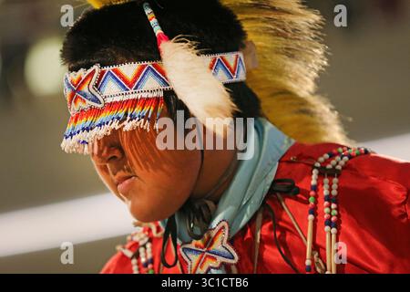 18 agosto 2016 - Bloomington, Minnesota, USA - Stati Uniti - Cory Chasenah di del City, Oklahoma si unì ai ballerini e a due gruppi di batteria della Shakopee Mdewakanton Sioux Community di Prior Lake, Minn. E altre nazioni indiane trasformarono la rotunda Mall of America in un'arena Pow Wow. I ballerini nativi americani di tutte le età in tutte le occasioni hanno eseguito una serie di danze per la folla riunita per guardare i Wacipi, che significa "ballano tutti" in lingua Dakota. Mall of America a Bloomington, Minn. Giovedì 18 agosto 2016. / (Immagine di credito: Shari L. Gross/Minneapolis Star Tribune/TNS Foto Stock