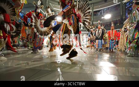 18 agosto 2016 - Bloomington, Minnesota, USA - Stati Uniti - i ballerini e due gruppi di batteria della comunità Shakopee Mdewakanton Sioux di Prior Lake, Minn e di altre nazioni indiane hanno trasformato la rotunda Mall of America in un'arena Pow Wow. I ballerini nativi americani di tutte le età in tutte le occasioni hanno eseguito una serie di danze per la folla riunita per guardare i Wacipi, che significa "ballano tutti" in lingua Dakota. Mall of America a Bloomington, Minn. Giovedì 18 agosto 2016. / (Immagine di credito: Shari L. Gross/Minneapolis Star Tribune/TNS via cavo ZUMA) Foto Stock