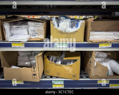 BELGRADO, SERBIA - 22 APRILE 2025: Forchette, coltelli e cucchiai monouso in plastica confezionati monouso riempiono gli scaffali dei supermercati a Belgrado, Serbi Foto Stock