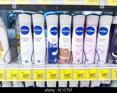 BELGRADO, SERBIA - 22 APRILE 2025: Scaffale del supermercato a Belgrado che mostra diverse varianti di deodorante Nivea aerosol, documentando il merchandising al dettaglio Foto Stock