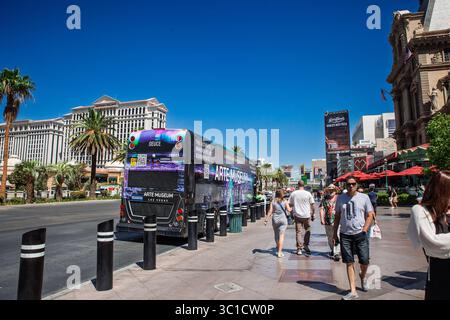 LAS VEGAS, 21 AGOSTO 2024: Un autobus Deuce a due piani aspetta in una fermata della Las Vegas Strip gestita dalla RTC, il deuce sulla Strip è un autobus urbano di transito Foto Stock