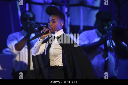 25 maggio 2011 - Minneapolis, MN, Stati Uniti - PAUL 05/25/11 Bruno Mars e Janelle Monae si sono esibiti al Roy Wilkinson..IN QUESTA FOTO Janelle Monae si è esibita al Roy Wilkinson come atto di apertura per Bruno Mars. (Immagine di credito: Kyndell Harkness/Minneapolis Star Tribune/TNS via cavo ZUMA) Foto Stock