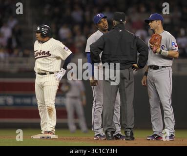 9 giugno 2011 - Minneapolis, MN, Stati Uniti - ..NEAPOLIS - 6/9/11 - i Minnesota Twins affrontarono i Texas Rangers in una partita al Target Field di Minneapolis giovedì sera... IN QUESTA FOTO: L'interbase del Texas Elvis Andrus ha parlato con l'umpire di seconda base Dana DeMuth dopo aver stabilito che Rene Rivera, posteriore dei Twins, era al sicuro nel quinto inning. Sulla destra c'è il secondo base del Texas Michael Young. (Immagine di credito: Jeff Wheeler/Minneapolis Star Tribune/TNS via cavo ZUMA) Foto Stock