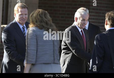 17 maggio 2011 - St. Paul, Minnesota, Stati Uniti - 17, 2011 - St. Paul, Minnesota - il governatore Mark Dayton ha incontrato il Commissario della NFL Roger Goodell e il suo staff presso la residenza del governatore. (Immagine di credito: Elizabeth Flores/Minneapolis Star Tribune/TNS via cavo ZUMA) Foto Stock