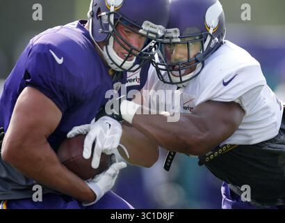 1 agosto 2014 - Mankato, MN, Stati Uniti - il linebacker rookie dei Minnesota Vikings Anthony Baar (55) ha coperto il tight end Kyle Rudolph (82) durante le prove pomeridiane di venerdì. - 1° agosto 2014, Mankato, Minn., Minnesota State University, Mankato, Minnesota Vikings Training Camp, NFL (immagine di credito: Carlos Gonzalez/Minneapolis Star Tribune/TNS via ZUMA Wire) Foto Stock