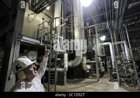 6 marzo 2013 - Minneapolis, Minnesota, Stati Uniti - l'interno dello stabilimento di Riverside di Xcel mercoledì 6 marzo 2013, Minneapolis, Minnesota. MN. (DAVIDJOLES/STARTRIBUNE) in caso di collisione tra energia a risparmio energetico ed energia rinnovabile, alcune aziende di servizi pubblici ritengono più opportuno installare generatori di gas naturale meno efficienti ma ad avvio rapido per il backup dei parchi eolici inattivi. Generatori di gas naturale avanzati altamente efficienti, comprese le unità presso lo stabilimento Riverside di St. Paul e High Bridge di St. Paul, CAN=E2=80=99t possono essere rapidamente attivati e disattivati quando il vento è n=E2=80=99t soffia e rimangono inattivi. Xcel gestisce quegli impianti a meno di Foto Stock