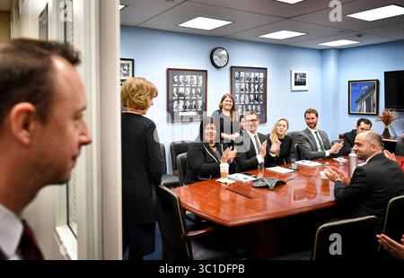 3 gennaio 2018 - Washington, DC - Distretto di Columbia, USA - Stati Uniti - la senatrice Tina Smith ha partecipato a una riunione completa del personale nel suo ufficio di Capitol Hill per un applauso. Mercoledì 3 gennaio 2018 Tina Smith ha giurato come senatrice junior del Minnesota, sostituendo al Franken il giorno dopo le sue dimissioni. (Immagine di credito: Glen Stubbe/Minneapolis Star Tribune/TNS via cavo ZUMA) Foto Stock