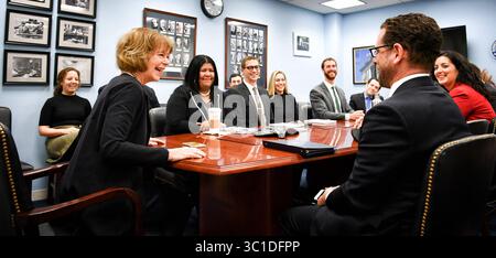 3 gennaio 2018 - Washington, DC - Distretto di Columbia, USA - Stati Uniti - la senatrice Tina Smith è entrata a far parte di una riunione completa del personale nel suo ufficio di Capitol Hill. La maggior parte dello staff del senatore Franken rimase a lavorare con lei. Mercoledì 3 gennaio 2018 Tina Smith ha giurato come senatrice junior del Minnesota, sostituendo al Franken il giorno dopo le sue dimissioni. (Immagine di credito: Glen Stubbe/Minneapolis Star Tribune/TNS via cavo ZUMA) Foto Stock