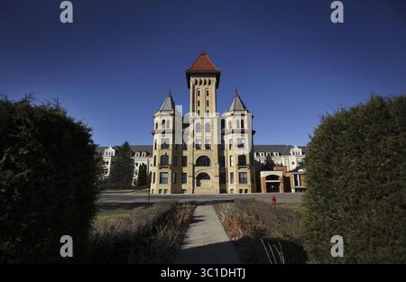 14 novembre 2012 - Fergus Falls, Mn, Stati Uniti - l'esterno dell'edificio amministrativo dell'ospedale statale di Fergus Falls sembra molto simile a quando la costruzione del manicomio e dei giardini di accompagnamento è stata completata nel 1907. La scena è stata fotografata il 14 novembre 2012 a Fergus Falls, Minnesota. â città di Fergus Falls ha selezionato Colliers per commercializzare un mostro nel suo centro â€“ la storica struttura di Kirkbride, una struttura di epoca vittoriana œinsane asylumâ€€ contrattualizzata dal 1888 al 1907 e chiusa nel 2009 come Fergus Falls Regional Treatment Center. Una fessura è emersa in città tra alcune officine cittadine Foto Stock