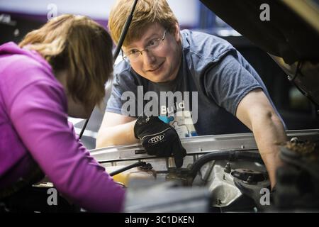 19 novembre 2017 - Minneapolis, MN, U.S.A - Grant Mongin, a destra, ottiene aiuto per cambiare la valvola PCV sulla sua Toyota Highlander Limited 2006 dall'appassionata automobilistica Alicia Larson, a sinistra. ...INFORMAZIONI DI BASE: Giornata del garage fai da te sponsorizzata dal Minnesota Car Enthusiast Club al Turbo Tim's Anything Automotive di Minneapolis domenica 19 novembre 2017. L'evento, gratuito e aperto al pubblico, è in corso da gennaio 2017 e fa parte della missione principale dell'educazione automobilistica del Minnesota Car Enthusiast Club senza scopo di lucro. (Immagine di credito: Leila Navidi/Minneapolis Star Tribune/TNS via ZUM Foto Stock