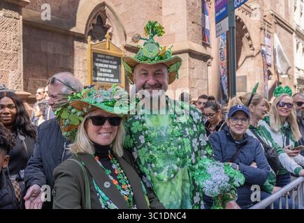 NEW YORK, N.Y. – 16 marzo 2024: Revelers Watch the New York City Saint Patrick's Day Parade del 2024. Foto Stock