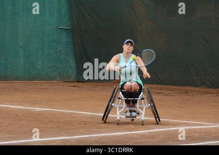 13 febbraio 2019 - Nairobi, Kenya - la tennista francese Emmanuelle Morch è stata vista in azione contro Mariska Venter sudafricana durante il Nairobi Open Wheelchair Tennis Tour. .Morch ha vinto 7-6(8) 6-4 conquistando il Ladies Single Championship. (Immagine di credito: © Allan Muturi/SOPA Images via ZUMA Wire) Foto Stock