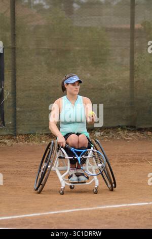 13 febbraio 2019 - Nairobi, Kenya - la tennista francese Emmanuelle Morch è stata vista in azione contro Mariska Venter sudafricana durante il Nairobi Open Wheelchair Tennis Tour. .Morch ha vinto 7-6(8) 6-4 conquistando il Ladies Single Championship. (Immagine di credito: © Allan Muturi/SOPA Images via ZUMA Wire) Foto Stock