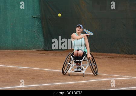 13 febbraio 2019 - Nairobi, Kenya - la tennista francese Emmanuelle Morch è stata vista in azione contro Mariska Venter sudafricana durante il Nairobi Open Wheelchair Tennis Tour. .Morch ha vinto 7-6(8) 6-4 conquistando il Ladies Single Championship. (Immagine di credito: © Allan Muturi/SOPA Images via ZUMA Wire) Foto Stock
