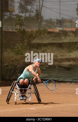 13 febbraio 2019 - Nairobi, Kenya - la tennista francese Emmanuelle Morch è stata vista in azione contro Mariska Venter sudafricana durante il Nairobi Open Wheelchair Tennis Tour. .Morch ha vinto 7-6(8) 6-4 conquistando il Ladies Single Championship. (Immagine di credito: © Allan Muturi/SOPA Images via ZUMA Wire) Foto Stock