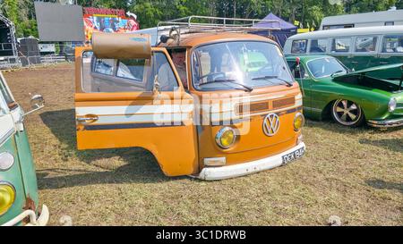 Bristol, Regno Unito, 8 giugno 2025: Volkswagen T2 Classic camper van, 1970, Reg No: OCK 194H al Bristol Volksfest 2025. Foto Stock