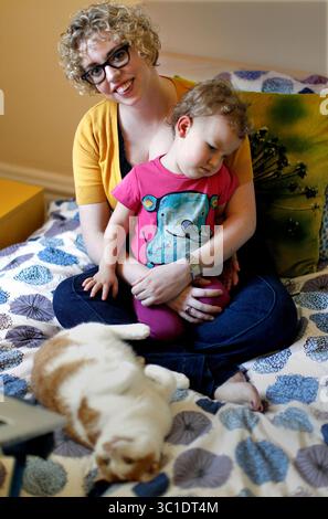 28 luglio 2010 - St. Paul, Mn, MN - Minnesota, USA - Stati Uniti - incarico #20013523A Slug: Pizza0080910 Data: Luglio 28, scrittrice freelance Alexa Stevenson, sua figlia di 2 anni Simone scrive un libro sulla gravidanza ad alto rischio - è stata ricoverata per settimane mentre trasportava gemelli, uno dei feti stava morendo dentro di lei, ma ha dovuto portare entrambi a termine. Nonostante l'argomento, il libro è leggero e a volte divertente con un lieto fine Simone THIS FOTO: La scrittrice freelance Alexa Stevenson e la sua figlia di 2 anni, Simone. (Immagine di credito: Tom Wallace/Minneapolis Star Tribune/TN Foto Stock