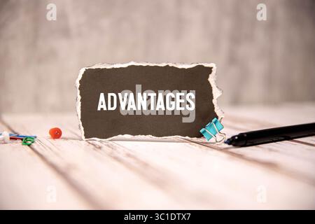 Vantaggi della scrittura a mano da uomo d'affari con un pennarello rosso su un pannello trasparente, concetto aziendale. Foto Stock