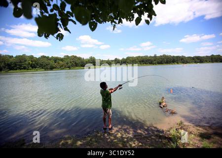 28 luglio 2010 - Bloomington, MN, Stati Uniti - Bloomington, Minn. - 7/28/10 - INFORMAZIONI GENERALI - DEET è stato mostrato nei test sulle acque sotterranee della zona. Abbiamo parlato con la gente di Hyland Lake Park Reserve a Bloomington di come si sentono a riguardo. - IN QUESTA FOTO Phillip Moua, 11 anni, di St. Paul ha pescato con la sua famiglia alla Hyland Lake Park Reserve di Bloomington mercoledì (immagine di credito: Renee Jones Schneider/Minneapolis Star Tribune/TNS via ZUMA Wire) Foto Stock