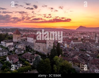 Veduta aerea del castello medievale di Annecy con torri quadrate e spettacolare cielo al tramonto Foto Stock