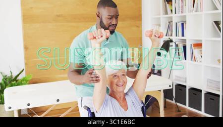 Terapeuta che guida una donna anziana che solleva manubri rosa nella sala terapia con sedia a rotelle e pianta Foto Stock