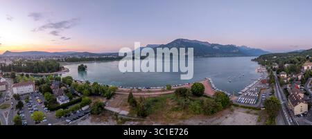Vista aerea del tramonto sul lago di Annecy in Francia famosa meta turistica estiva Foto Stock