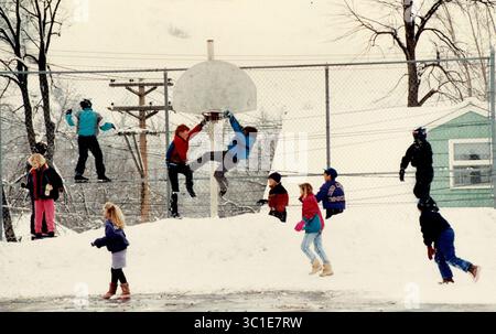25 gennaio 1990 - Stati Uniti - 25 gennaio 1990 Cos'è freddo, bianco e in Red Wing? I bambini giocavano sulle sponde della neve che portavano il canestro a portata di mano durante il mercoledì dell'ora di pranzo presso la St. Joseph's School di Red Wing, Minn., che di recente ha ottenuto 7 centimetri di neve. Nei prossimi giorni non ci si aspetta nulla di più pesante delle raffiche in tutto lo stato. 24 gennaio 1990 , Minneapolis Star Tribune (immagine di credito: Joey Mcleister/Minneapolis Star Tribune/TNS via ZUMA Wire) Foto Stock