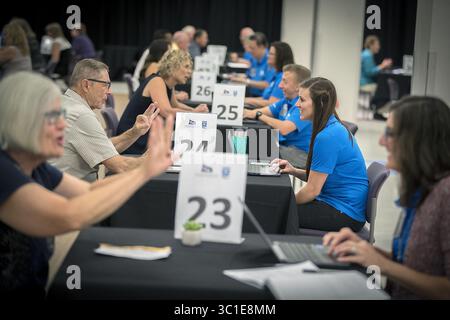 29 agosto 2017 - Minneapolis, Minnesota, USA - Stati Uniti - potenziali volontari intervistati per posizioni per il prossimo Super Bowl nel luogo in cui una volta Sports Authority era al 7 ° e Nicollet, martedì 29 agosto 2017 nel centro di Minneapolis, Minnesota. L'angolo tra 7th e Nicollet era il centro commerciale del Minnesota, il luogo in cui Mary Tyler Moore lanciò il suo cappello in aria. Ora le vetrine su tutti e quattro gli angoli dell'incrocio sono vuote. (Immagine di credito: Elizabeth Flores/Minneapolis Star Tribune/TNS via cavo ZUMA) Foto Stock