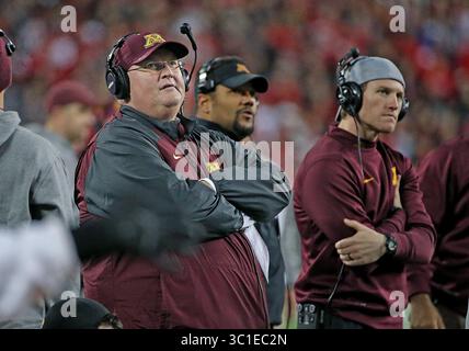 7 novembre 2015 - Columbus, OH, U.S. - il capo allenatore ad interim Tracy Claeys nel terzo quarto, mentre i Minnesota Gophers affrontarono gli Ohio State Buckeyes all'Ohio Stadium, sabato 7 novembre 2015 a Columbus, OHIO. (/STAR TRIBUNE) (immagine di credito: Elizabeth Flores/Minneapolis Star Tribune/TNS via cavo ZUMA) Foto Stock