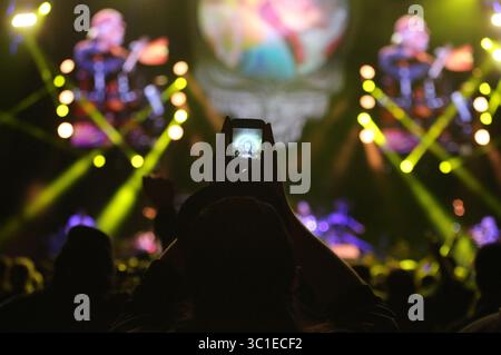 21 novembre 2015 - Minneapolis, Minnesota, Stati Uniti - Dead & Company, nuova band con 3 membri dei Grateful Dead tra cui Bob Weir e la rock star John Mayer, in concerto al Target Center sabato 21 novembre 2015, a Minneapolis, Minnesota. Qui, un fan scatta una foto del cellulare della band che si esibisce. Dead & Company, nuova band con 3 membri dei Grateful Dead e della rock star John Mayer, in concerto al Target Center sabato 21 novembre 2015 a Minneapolis, Minnesota. (Immagine di credito: David Joles/Minneapolis Star Tribune/TNS via cavo ZUMA) Foto Stock