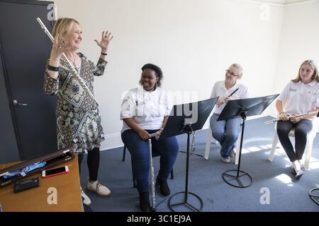 12 agosto 2018 - Durban, Minnesota, SUD AFRICA - Minnesota Orchestra, la flauto Wendy Williams lavora con flauto e piccoli della KwaZulu Natal Youth Wind Band durante una sessione di breakout. ...INFORMAZIONI DI BASE: Un gruppo dell'Orchestra del Minnesota visita la KwaZulu Natal Youth Wind Band per un'attività di fidanzamento alla Durban Music School di Durban, in Sudafrica, domenica 12 agosto 2018. (Immagine di credito: Leila Navidi/Minneapolis Star Tribune/TNS via cavo ZUMA) Foto Stock