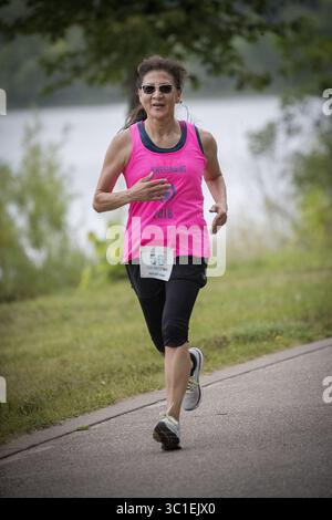 25 agosto 2018 - Minneapolis, Minnesota, USA - Stati Uniti - la partecipante a Kwestrong Audrey German si è fatta strada intorno al lago durante l'annuale triathlon di Kwestrong a Bde Maka Ska, sabato t25 agosto 2018 a Minneapolis, Minnesota. (Immagine di credito: Elizabeth Flores/Minneapolis Star Tribune/TNS via cavo ZUMA) Foto Stock