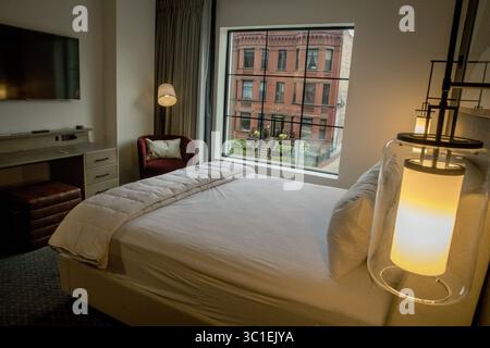 28 agosto 2018 - Minneapolis, Minnesota, USA - Stati Uniti - i lavoratori edili della Kraus-Anderson stanno dando il tocco finale all'Elliot Park Hotel, martedì 28 agosto 2018 a Minneapolis, Minnesota. L'hotel aprirà il 20 settembre. È l'ultima parte di un massiccio blocco di riqualificazione nel quartiere Elliot Park di Minneapolis. (Immagine di credito: Elizabeth Flores/Minneapolis Star Tribune/TNS via cavo ZUMA) Foto Stock