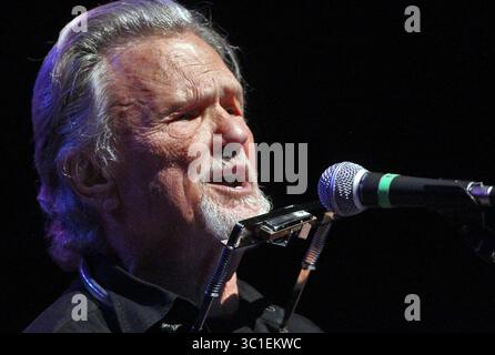 KRIS KRISTOFFERSON (22 giugno 1936 - 28 settembre 2024) uno studioso di Rhodes con uno stile di scrittura di canzoni e un carisma ruvido che divenne una superstar della musica country e Un attore di Hollywood, è morto a 88 anni. FILE FOTO: 25 luglio 2012, Minneapolis, Minnesota, Stati Uniti: KRIS KRISTOFFERSON si esibisce allo StateTheatre. (Immagine di credito: © Marlin Levison/TNS via ZUMA Press Wire) Foto Stock