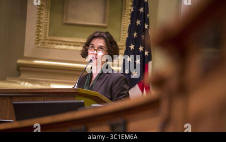 12 agosto 2015 - Minneapolis, Minnesota, Stati Uniti - il sindaco di Minneapolis Betsy Hodges consegna il suo indirizzo di bilancio 2016 al Consiglio comunale di Minneapolis il 12 agosto 2015. / (Immagine di credito: Leila Navidi/Minneapolis Star Tribune/TNS via cavo ZUMA) Foto Stock