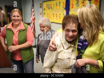 22 febbraio 2017 - St. Louis Park, Minnesota, Stati Uniti - Betty Buss Left è stata abbracciata da sua figlia Julie Ryan, era tra i nove conducenti di autobus che stavano dando un premio durante una giornata di apprezzamento degli autisti di scuolabus. Betty ha guidato un autobus a St. Louis Park per studenti con esigenze speciali mercoledì 22 febbraio 2017 a St. Paul, Minnesota. (Immagine di credito: Jerry Holt/Minneapolis Star Tribune/TNS via cavo ZUMA) Foto Stock