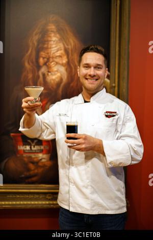 29 agosto 2018 - Crystal, Minnesota, Stati Uniti - lo chef esecutivo Wes Castelsky ha preparato un paio di drink, un Boston Cream Pro-Mini e il Sasquatch Rattle-Skull. Jack Link's e l'Hennepin Theater Trust hanno collaborato per aprire la Legend Lounge nell'ex spazio Solera su Hennepin Avenue. La lounge aprirà ad agosto 31. Richard (immagine di credito: Richard Tsong-Taatarii/Minneapolis Star Tribune/TNS via cavo ZUMA) Foto Stock