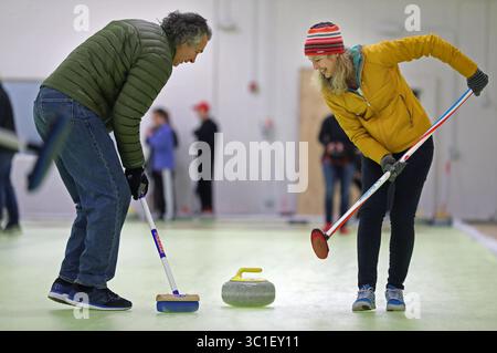 24 gennaio 2017 - Lakeville, Minnesota, USA - Stati Uniti - Mike e Kristi Portugue hanno cercato di alterare il percorso della pietra verso un percorso più favorevole con una scopa.lo sport scozzese del curling sta migrando giù dalla Iron Range e sta diventando sempre più popolare nelle Twin Cities. La scorsa settimana è stata l'inaugurazione del Dakota Curling, il quinto club di curling della zona metropolitana e il quarto ad aprire dal 2012. (Immagine di credito: Richard Tsong-Taatarii/Minneapolis Star Tribune/TNS via ZUMA Wire) Foto Stock